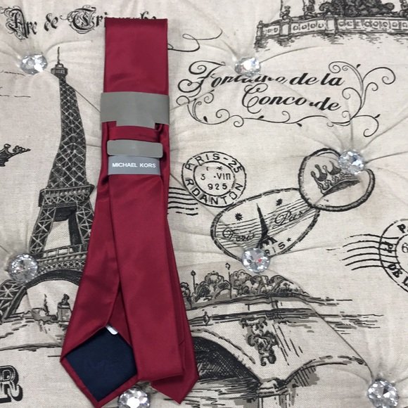 💥 MICHAEL KORS Silk Solid Burgundy Neat Tie - Picture 4 of 7